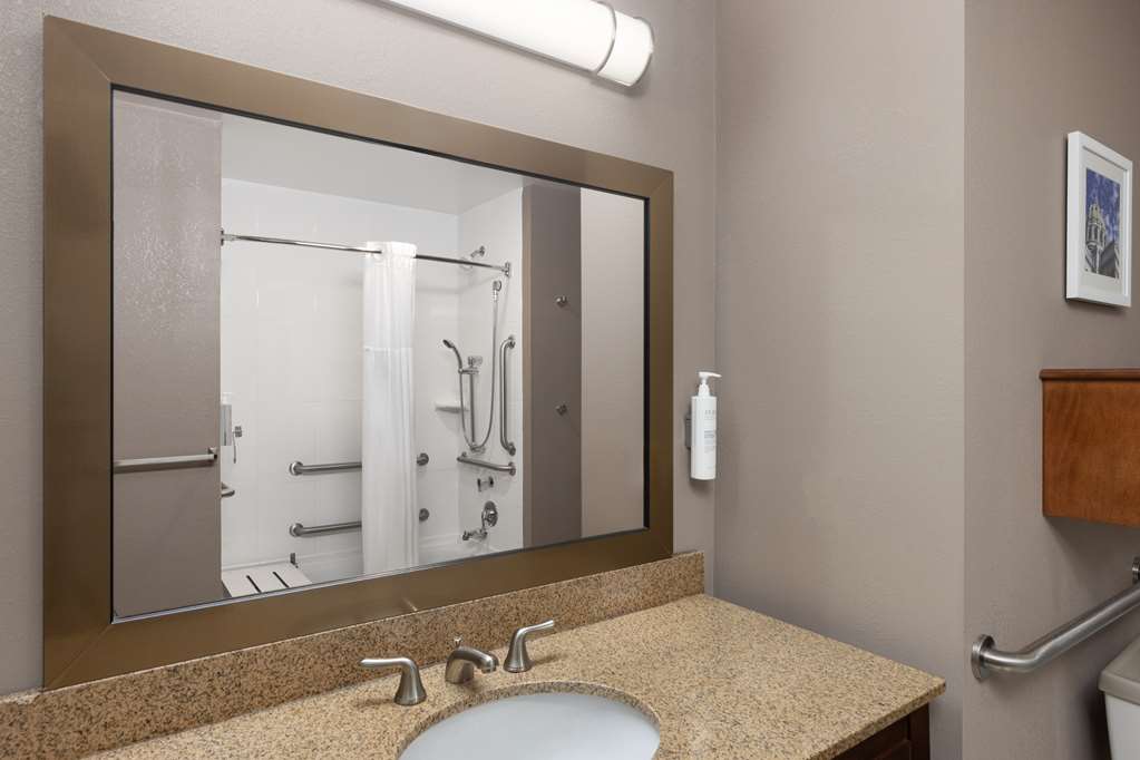 Guest room bath