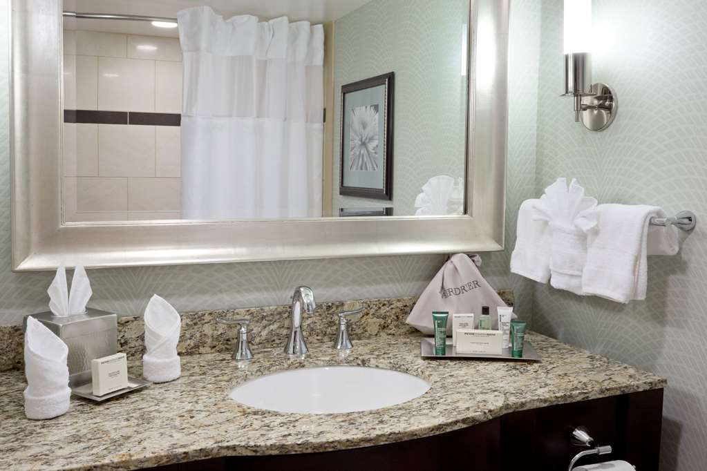 Guest room bath Hilton Springfield Springfield (703)971-8900