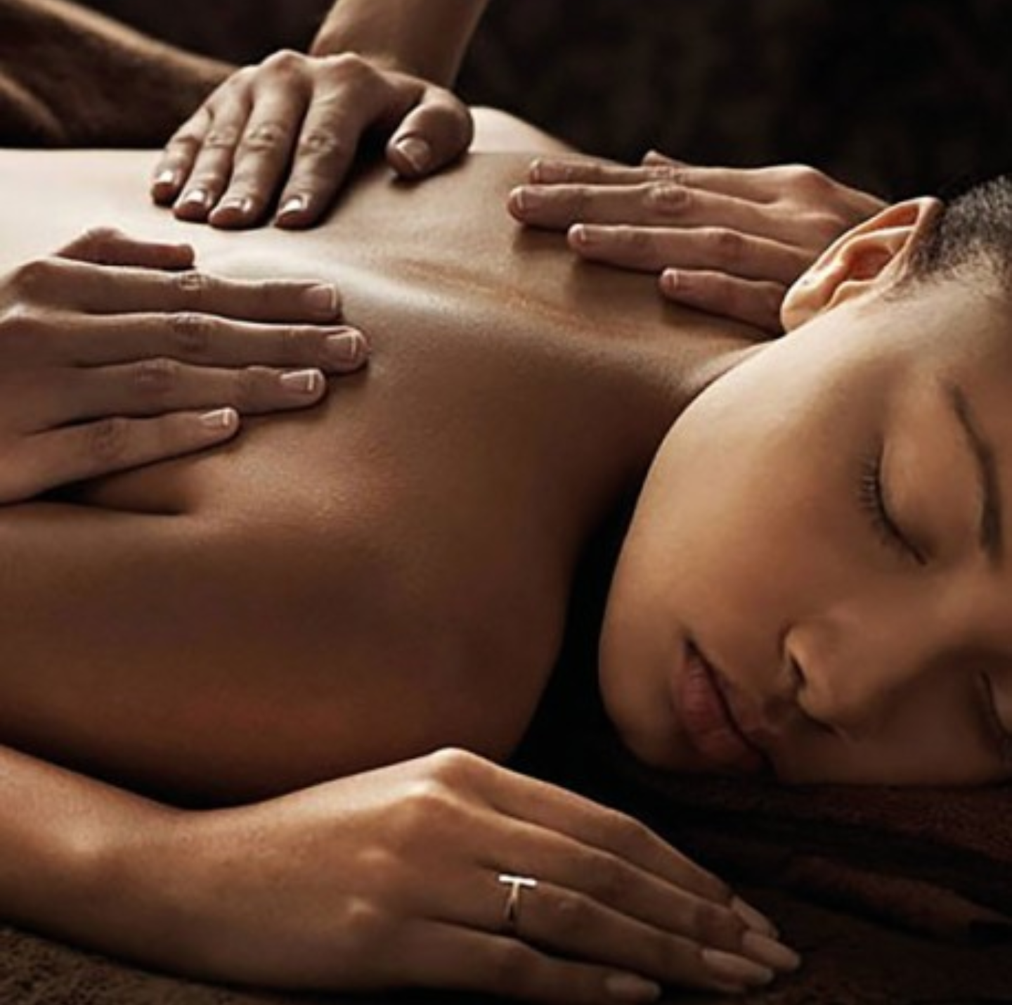 Kissing massage. Массаж для женщин расслабляющий. Общий массаж спины. Гендерный массаж. Тайский аромамассаж.