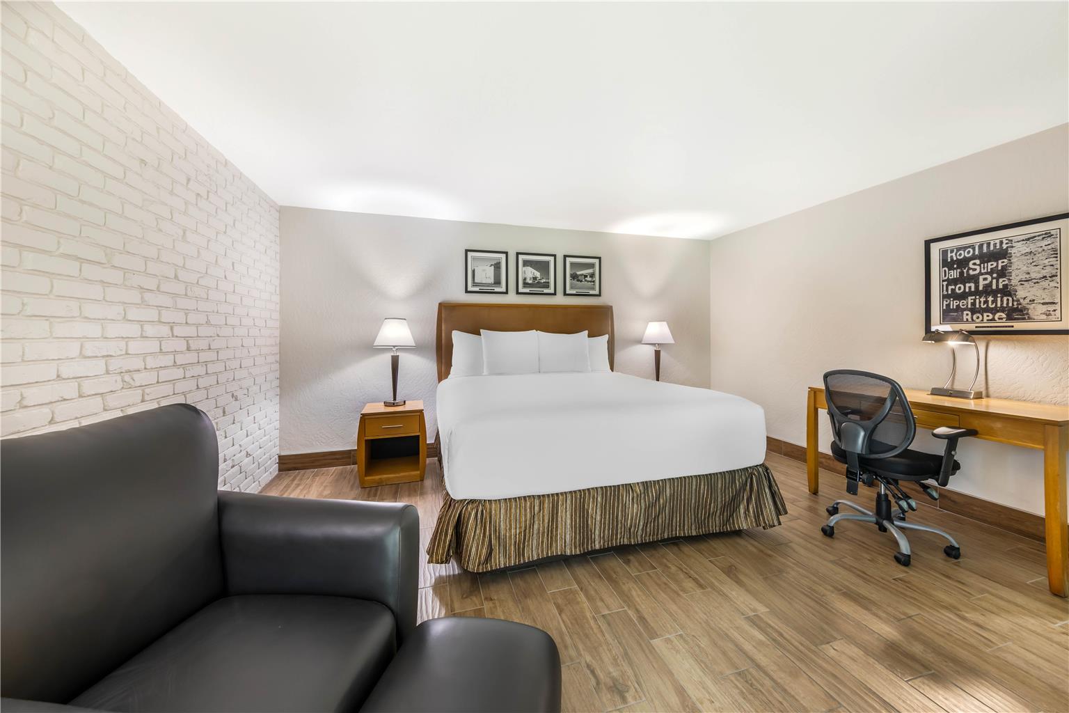 King - Lawn View Patio