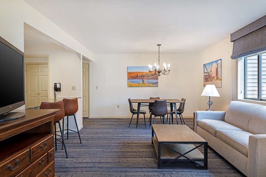 2 Queen Suite