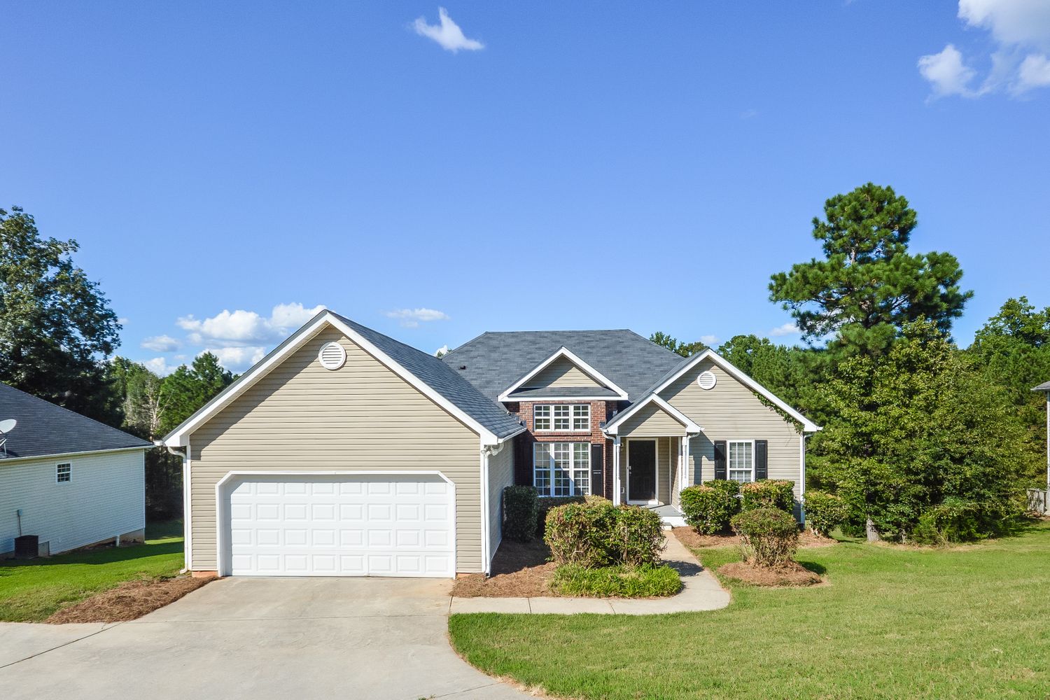 Stunning home with a two-car garage and large lawn at Invitation Homes Atlanta.