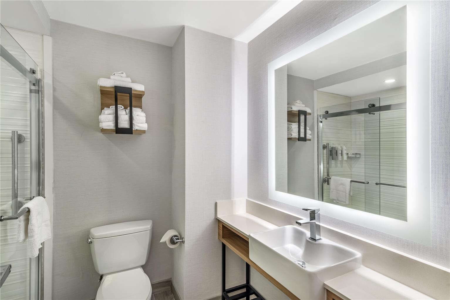 Guest room bath