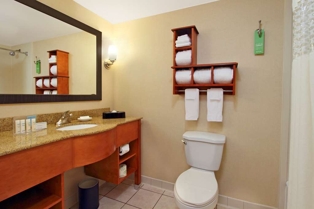 Guest room bath