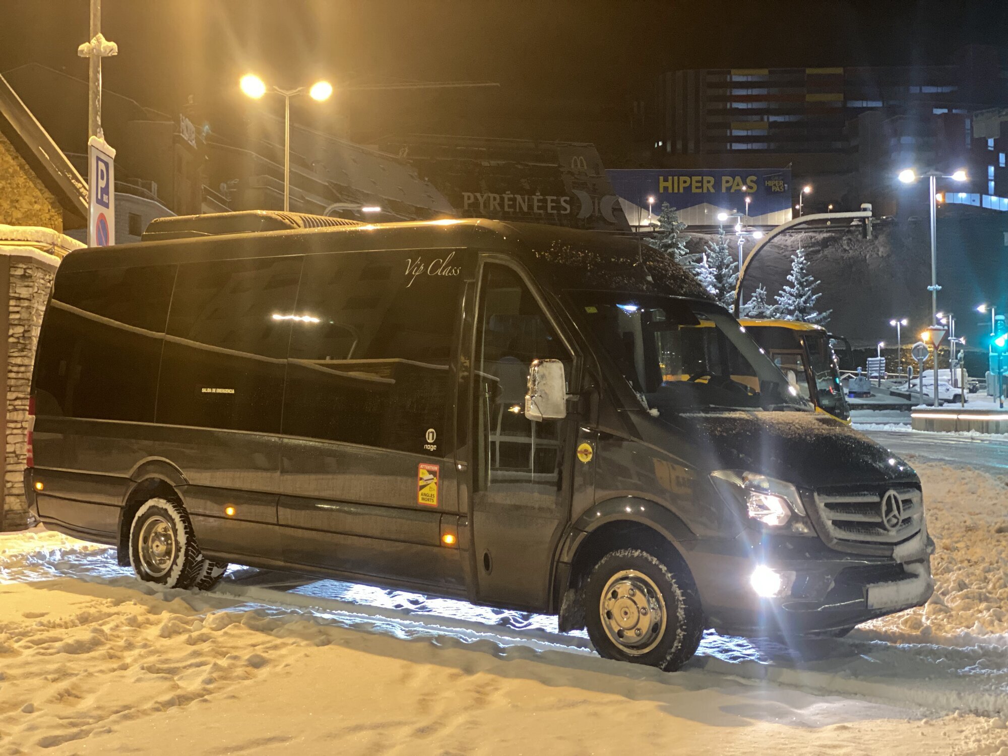 Images Fleet and Goo Minibus