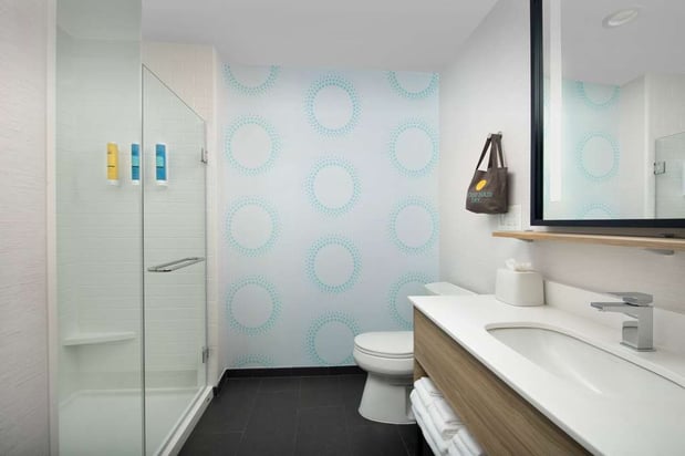 Images Tru by Hilton Charlotte Airport Lake Pointe