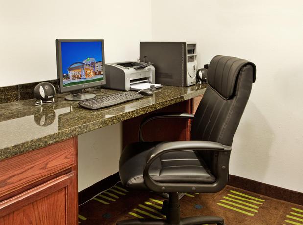 Images Holiday Inn Express & Suites St Charles, an IHG Hotel