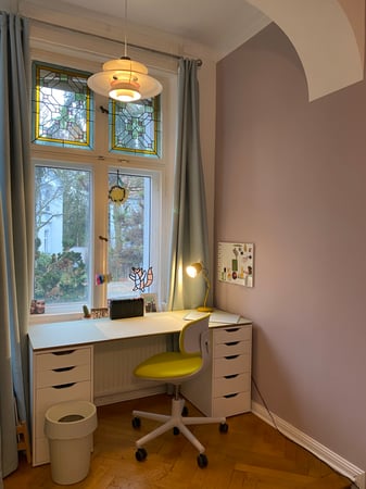 Von Kinderträumen zu Teenager-Vibes: Dieses Zimmer haben wir mit Liebe zum Detail verwandelt. Modernes Design trifft auf frische Farben – eine Wohlfühloase, die zum Träumen, Lernen und kreativ Sein einlädt.