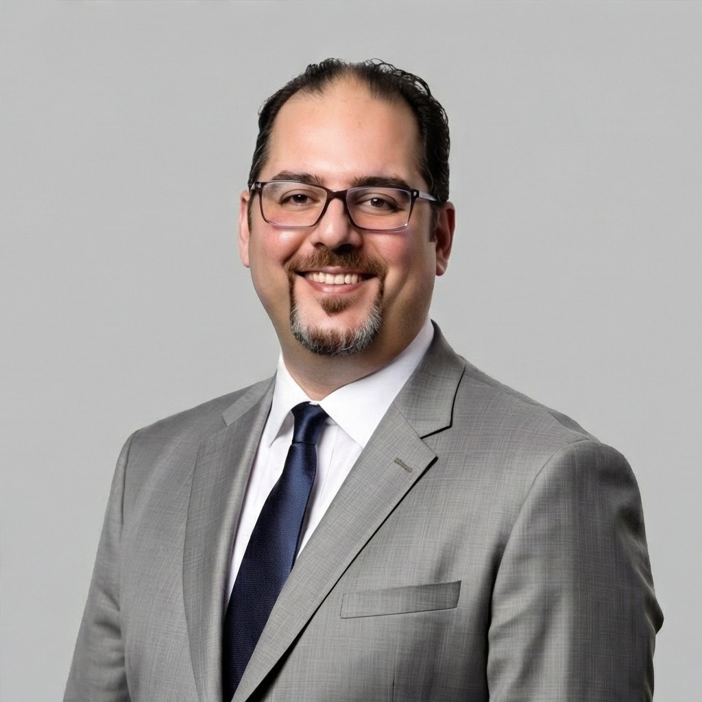 Headshot of Arash Ahmadi, a wealth advisor at Chase