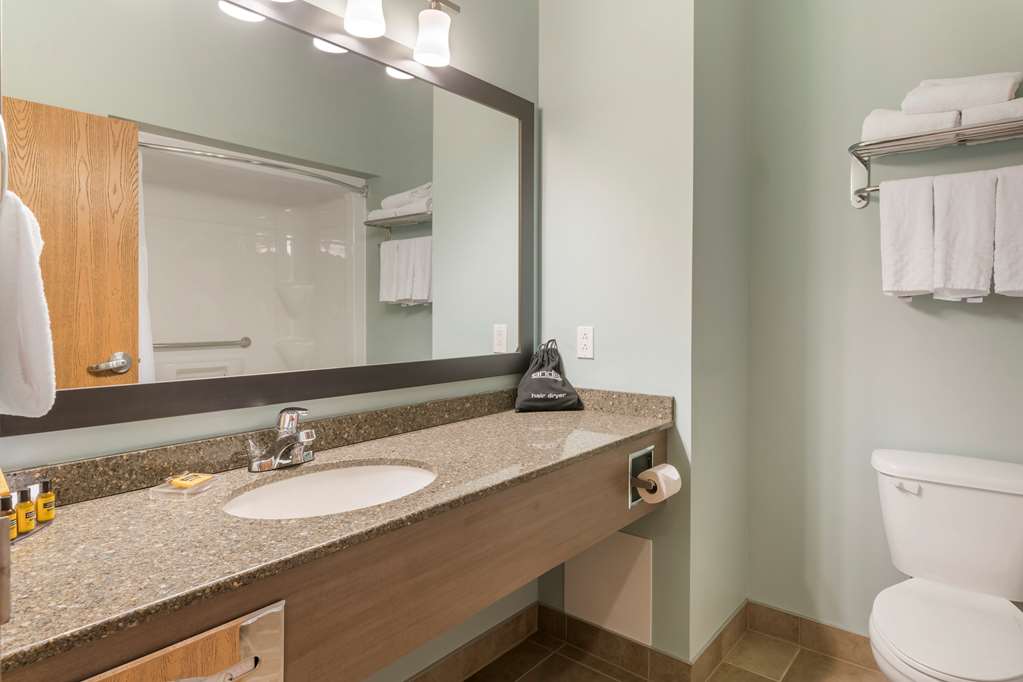 Guest Bathroom Best Western Plus Liverpool Hotel & Conference Centre Liverpool (902)354-2377