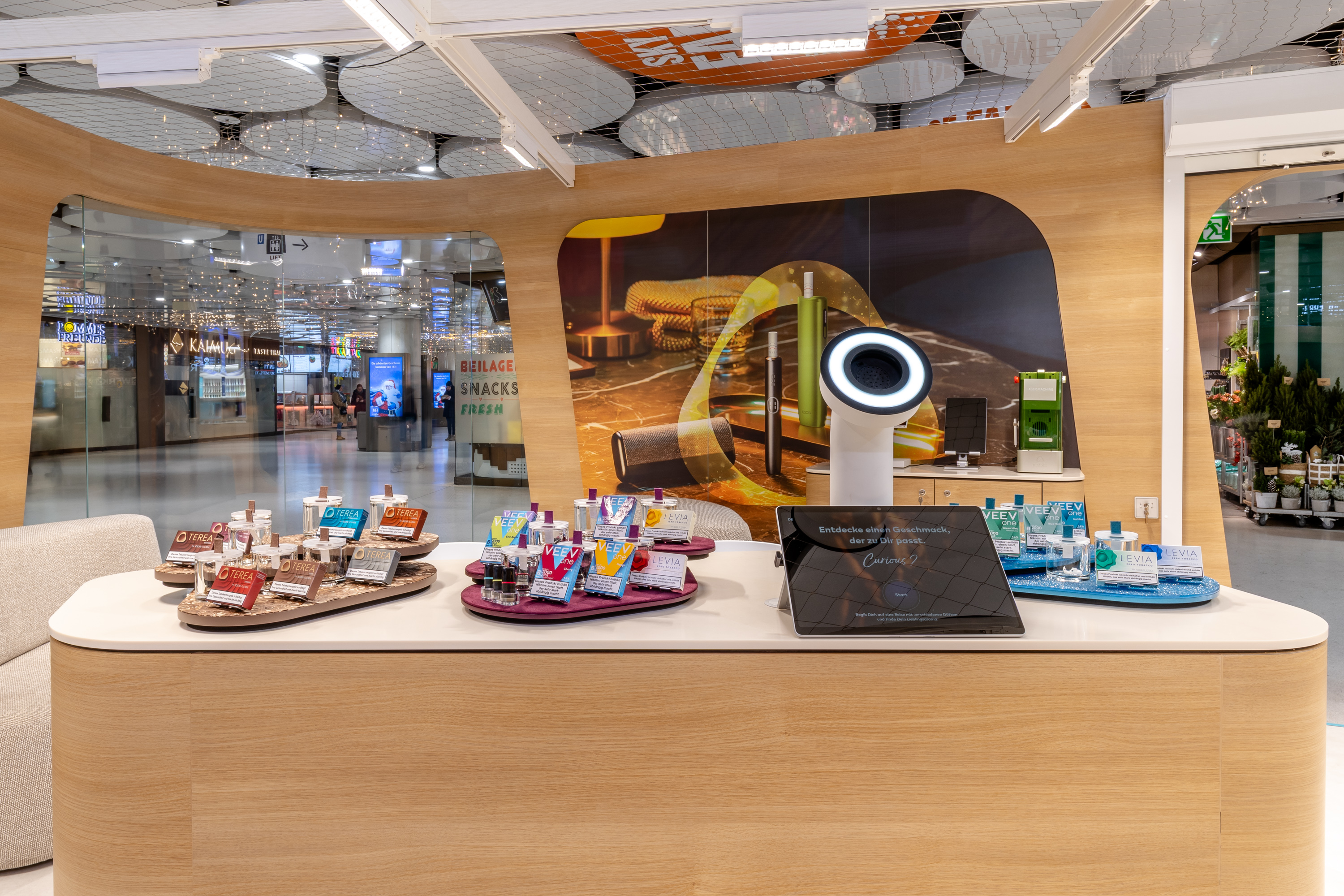 Kundenbild groß 2 IQOS Shop-in-Shop