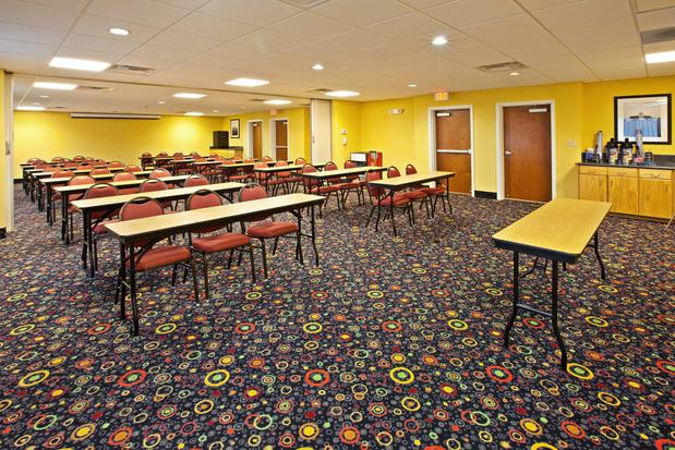 Images Holiday Inn Express & Suites Louisville South-Hillview, an IHG Hotel