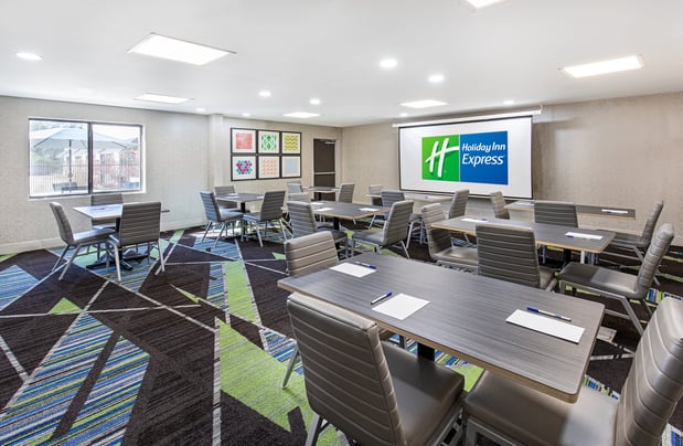 Images Holiday Inn Express & Suites Birmingham - Inverness 280 by IHG