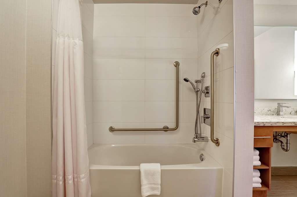 Homewood Suites by Hilton Ottawa Kanata in Kanata: Guest room bath