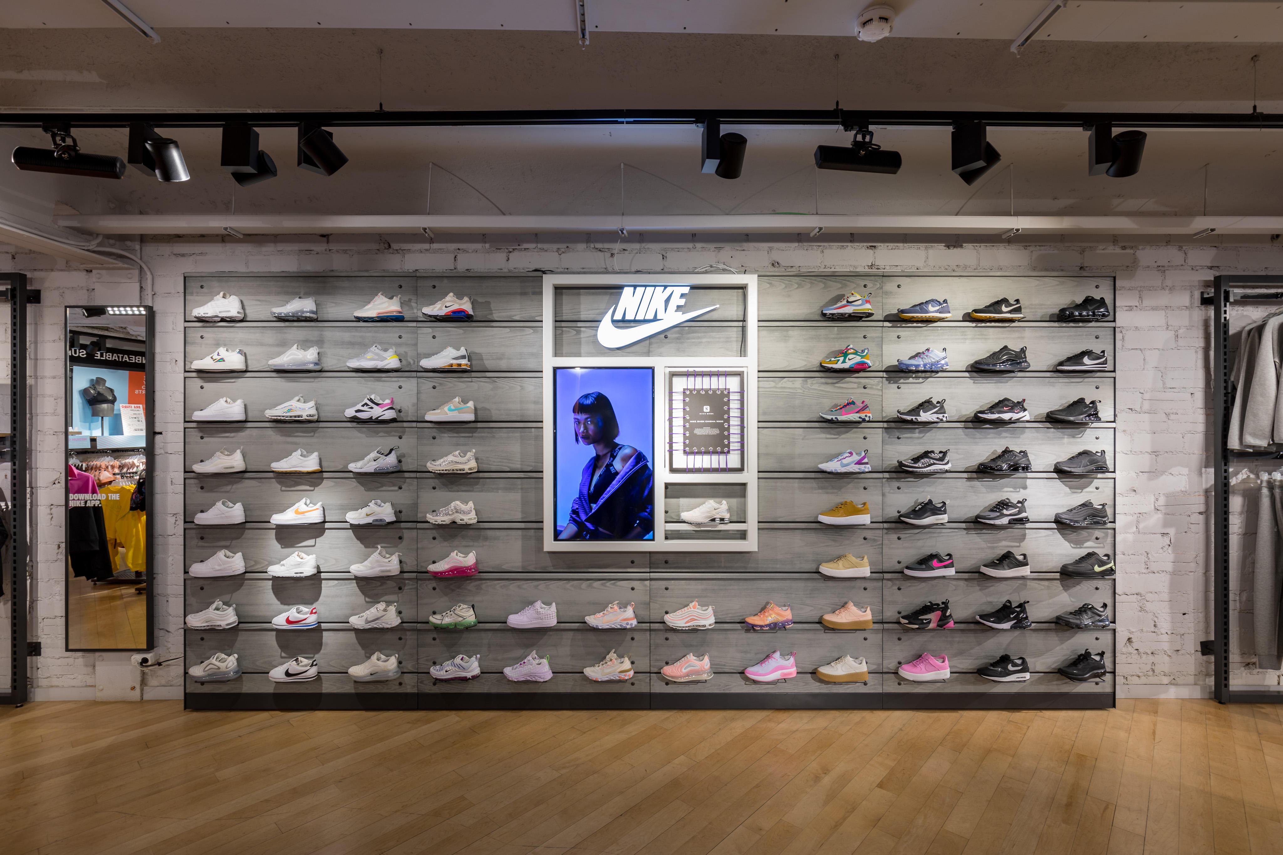 Nike Store - Las Ramblas - Deportes Y Ocio: Y Ropas (Al Por Menor Y Accesorios) en Barcelona (dirección, horarios, opiniones, TEL: 933015...) - Infobel