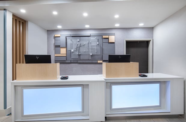 Images Holiday Inn Express & Suites Birmingham - Inverness 280 by IHG