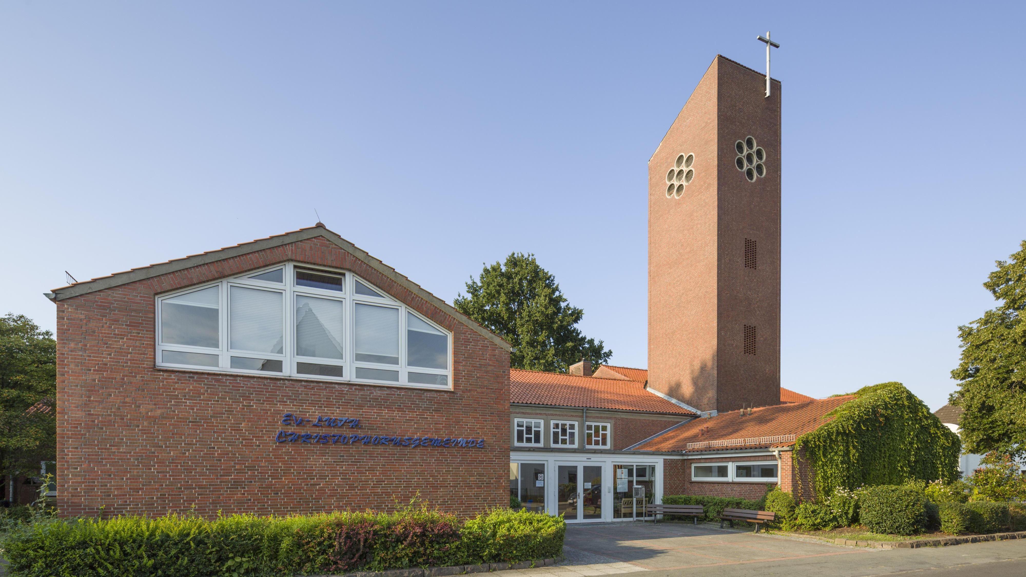 Ein modernes Kirchengebäude aus Backstein.