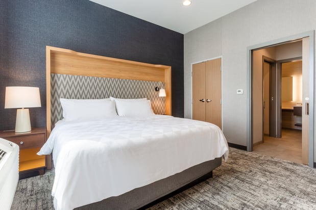 Images Holiday Inn & Suites Cedar Falls-Waterloo Event Ctr by IHG
