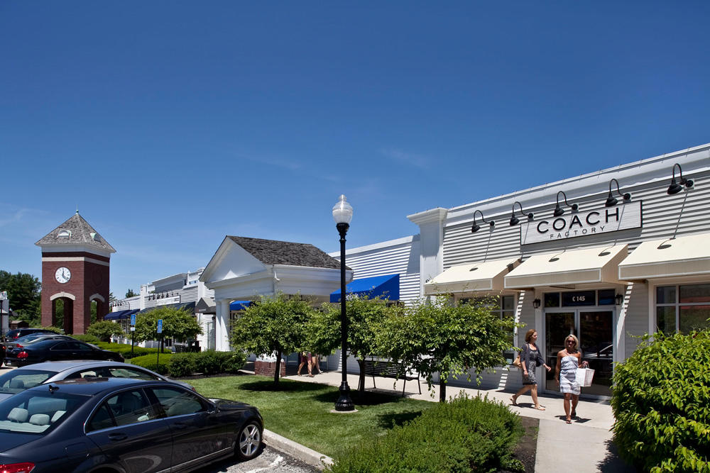 Lee Premium Outlets, Lee Massachusetts () 
