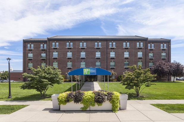 Images Holiday Inn Express Building 107