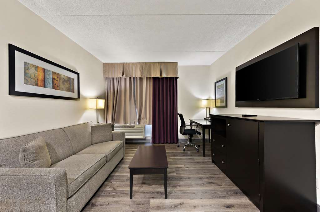 Kitchenette | Suite-1 Queen Bed Best Western Plus Toronto North York Hotel & Suites Toronto (416)663-9500