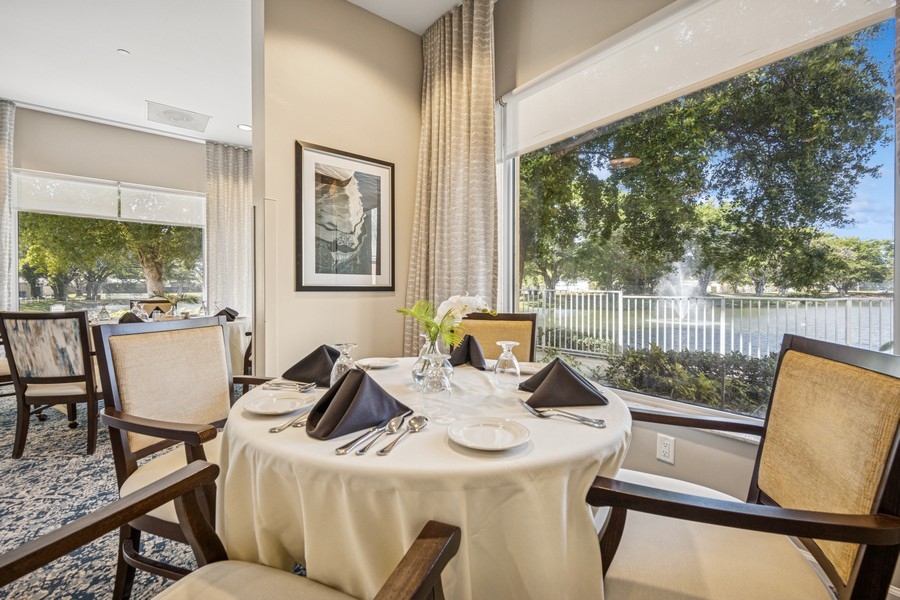 Five Star Premier Residences of Hollywood dining room