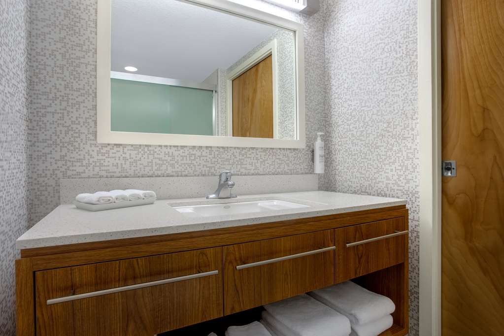Guest room bath