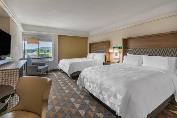Images Holiday Inn & Suites Pittsfield-Berkshires by IHG