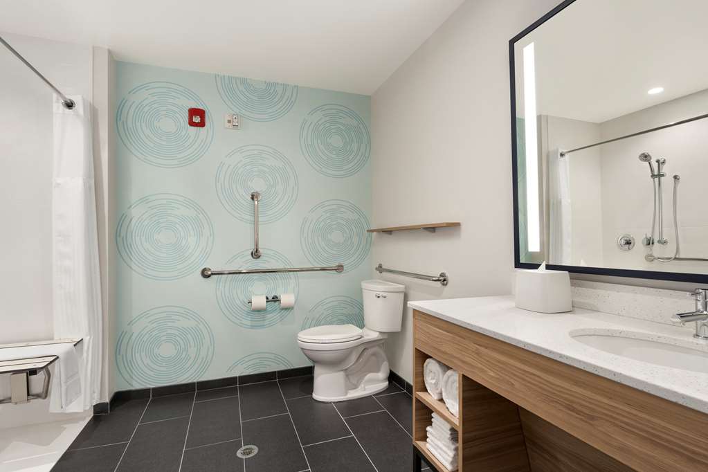 Guest room bath