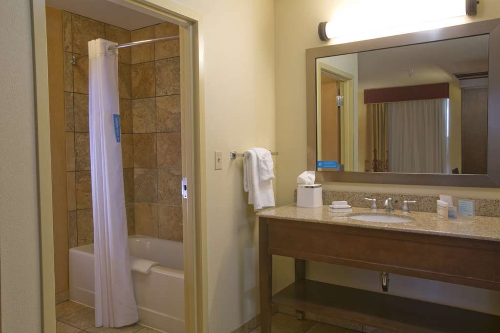 Guest room bath