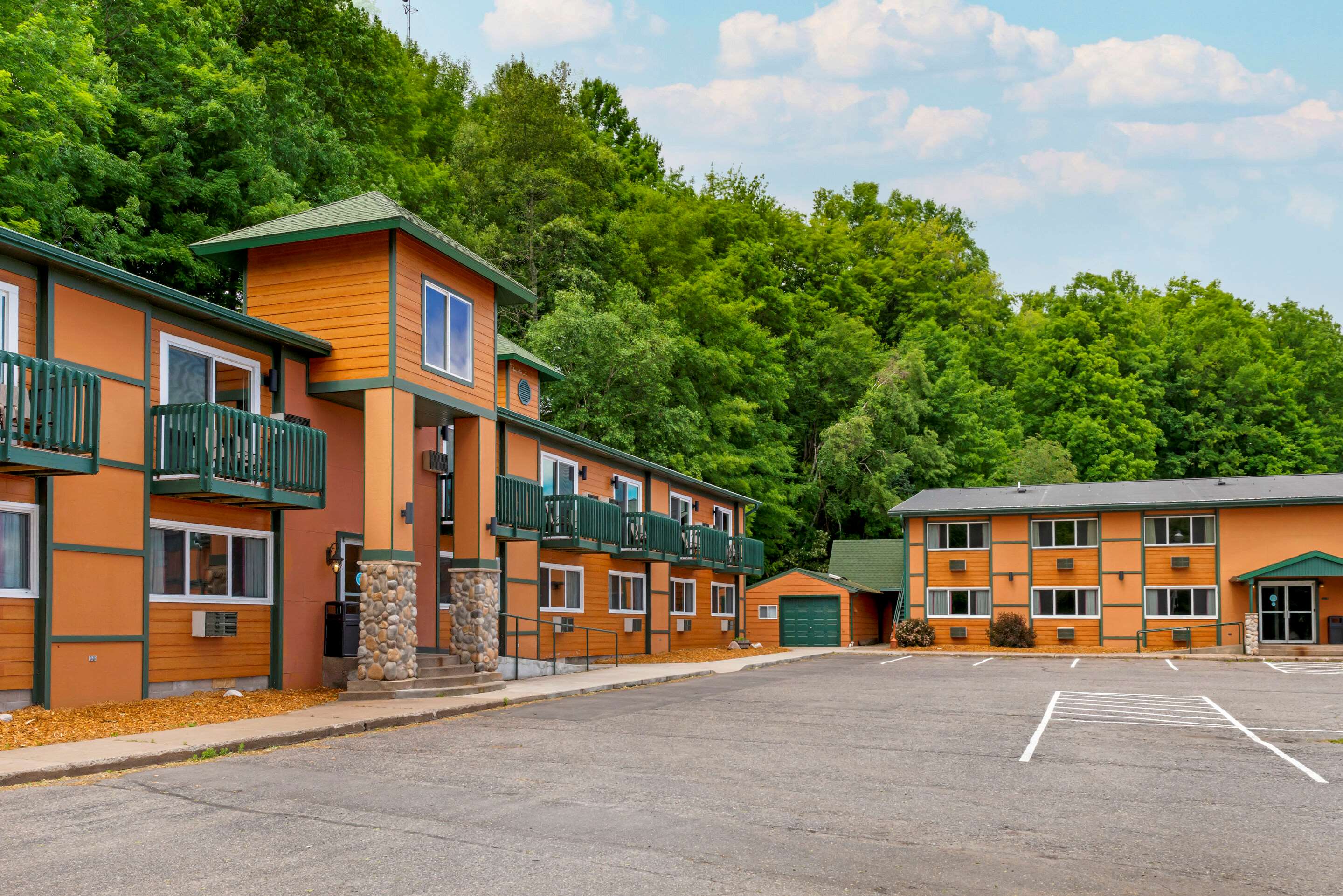 Econo Lodge Lakeview in Marquette, MI (906) 2251305
