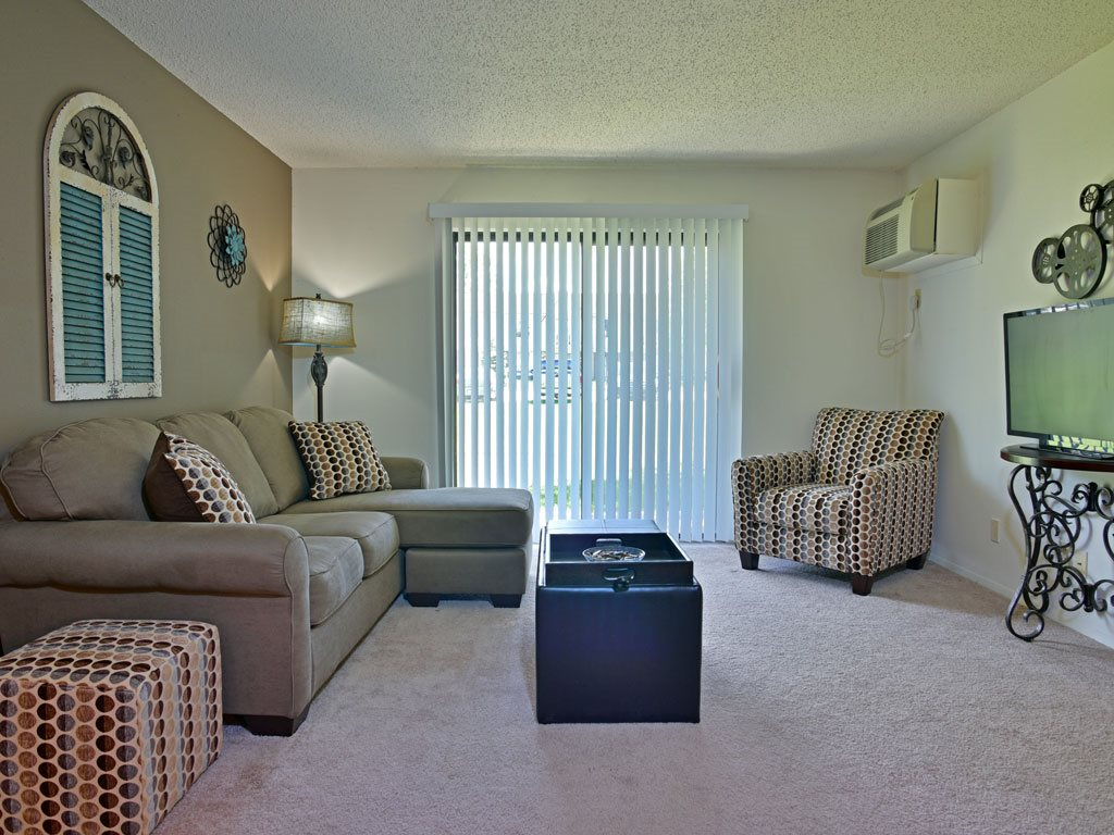 Living Room Great Oaks Apartments Rockford (815)874-4222
