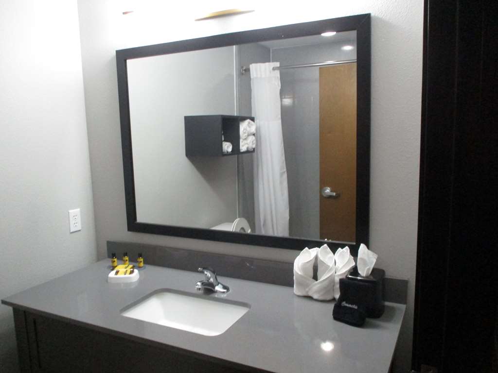 Suite King Bathroom