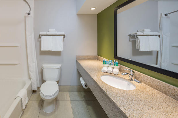 Images Holiday Inn Express Cedar Rapids (Collins Rd) by IHG