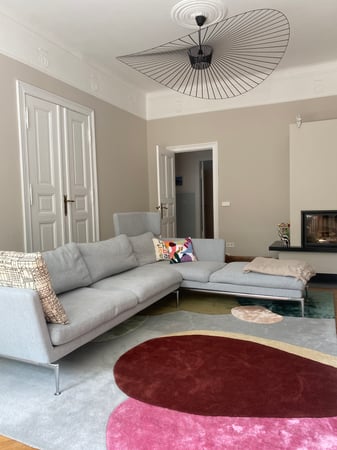 Bring Farbe, Freude und Energie in dein Zuhause! Der alte Couchbezug hatte ausgedient – Zeit für etwas Neues. Das eröffnet die Möglichkeit, Stoffe und Farben ganz nach Lust und Laune zu kombinieren. Die klassische Vitra-Couch ließ sich problemlos ab...