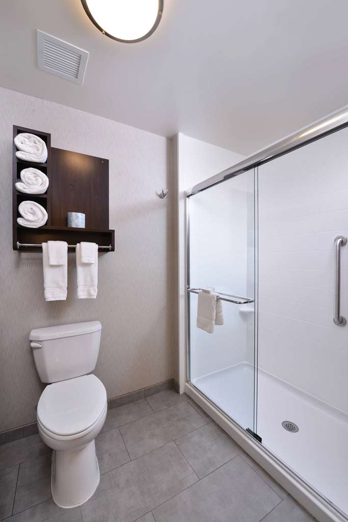 Guest room bath