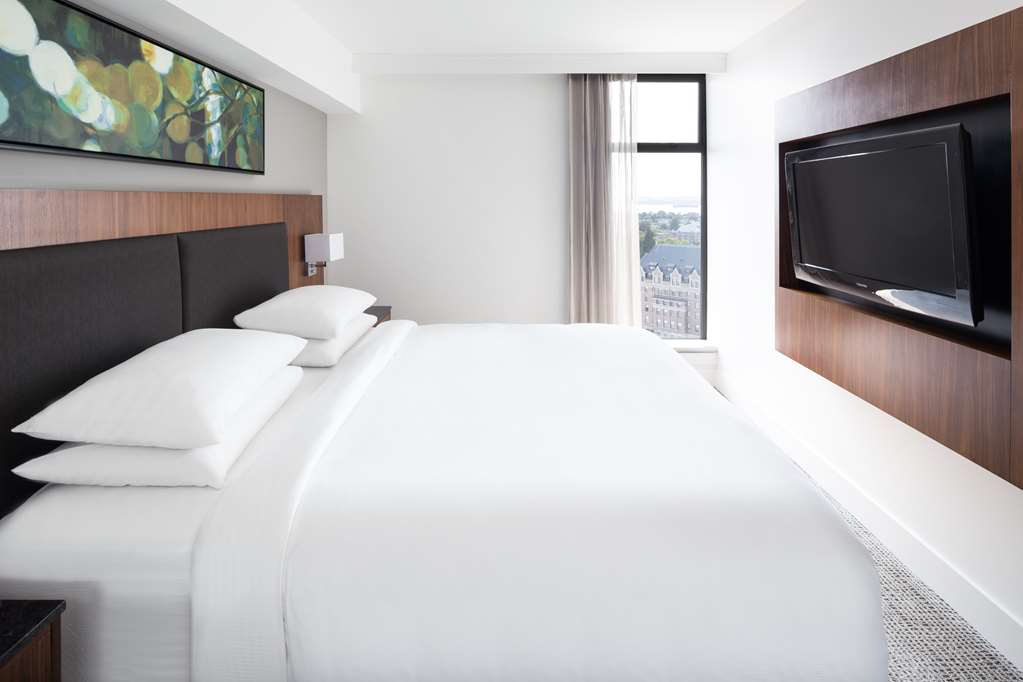 Guest room amenity DoubleTree by Hilton Hotel & Suites Victoria Victoria (250)940-3100