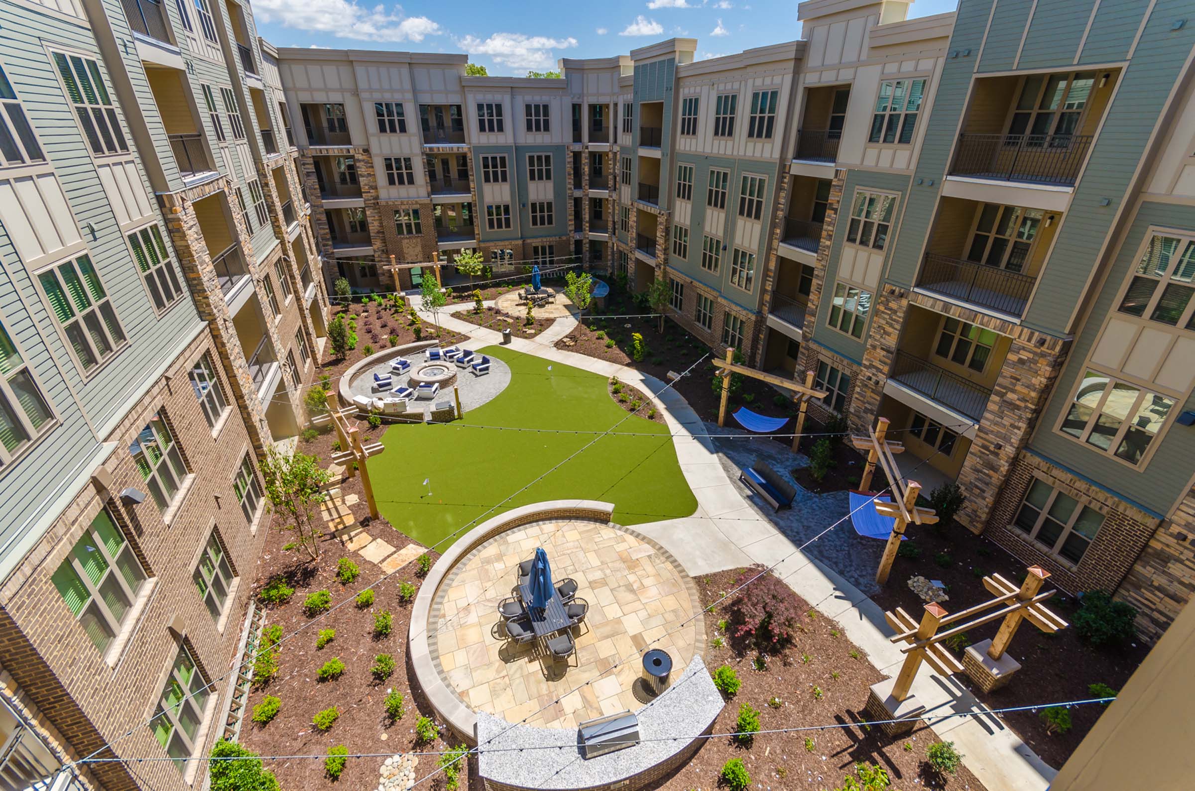Outdoor courtyard at Camden Alpharetta apartments in Alpharetta, GA
