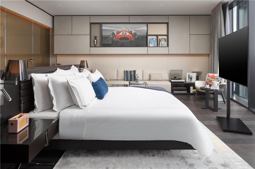 Suite bedroom side