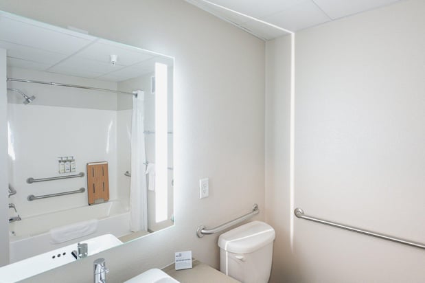 Images Holiday Inn Express & Suites Marquette by IHG