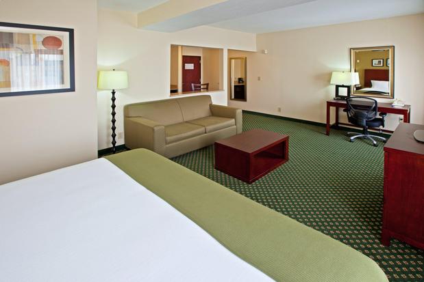 Images Holiday Inn Express & Suites Indianapolis - East, an IHG Hotel