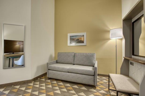Images Holiday Inn & Suites Madison West - Middleton by IHG