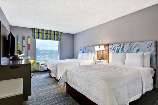 Images Hampton Inn & Suites Newark-Harrison-Riverwalk