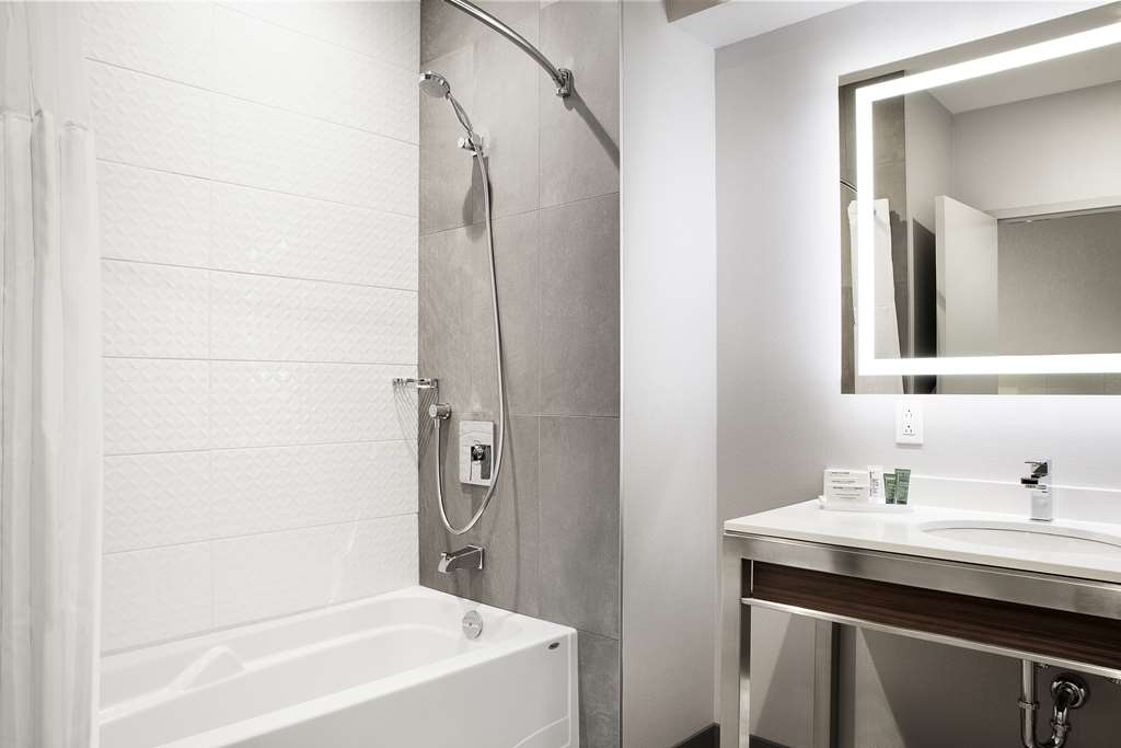 Guest room bath Hilton Montreal/Laval Laval (450)682-2225