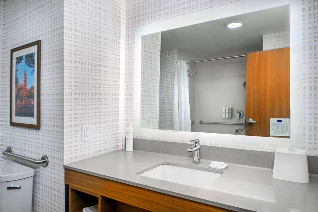 Guest room bath