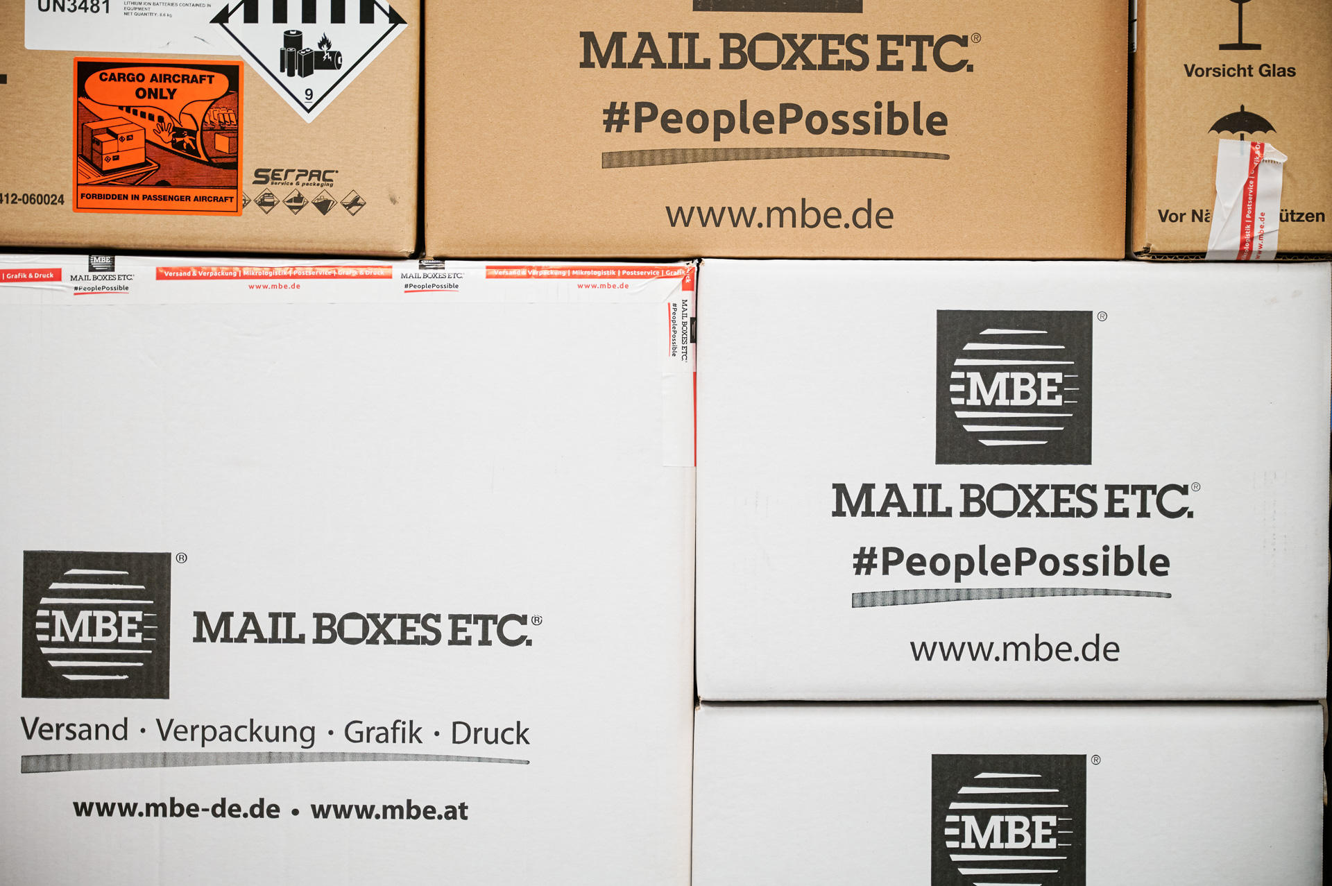 Das Team von Mail Boxes Etc. besteht aus engagierten und erfahrenen Experten, die sich darauf konzentrieren, Ihnen den bestmöglichen Service zu bieten. Wir sind stolz darauf, ein professionelles und freundliches Team zu haben, das Ihnen bei allen Fragen u