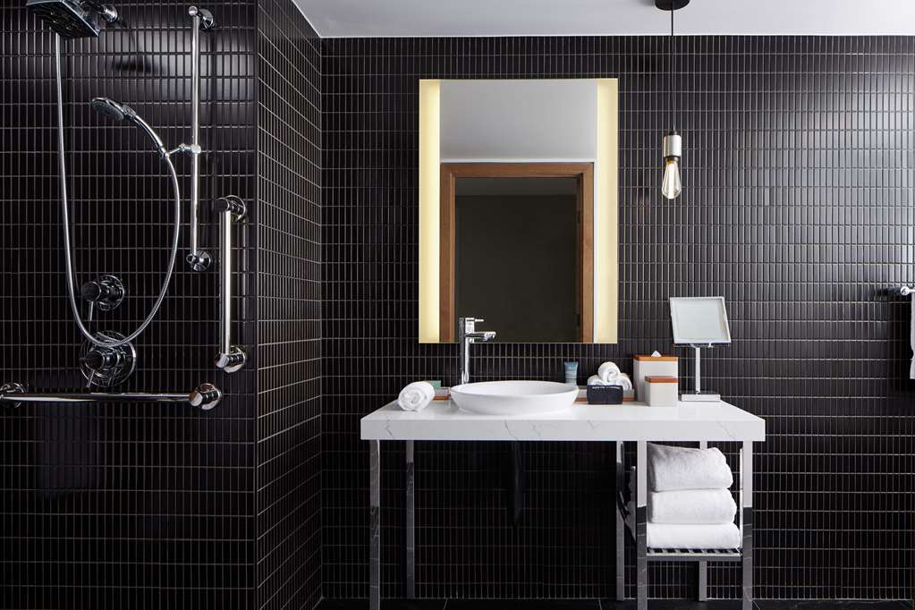Guest room bath