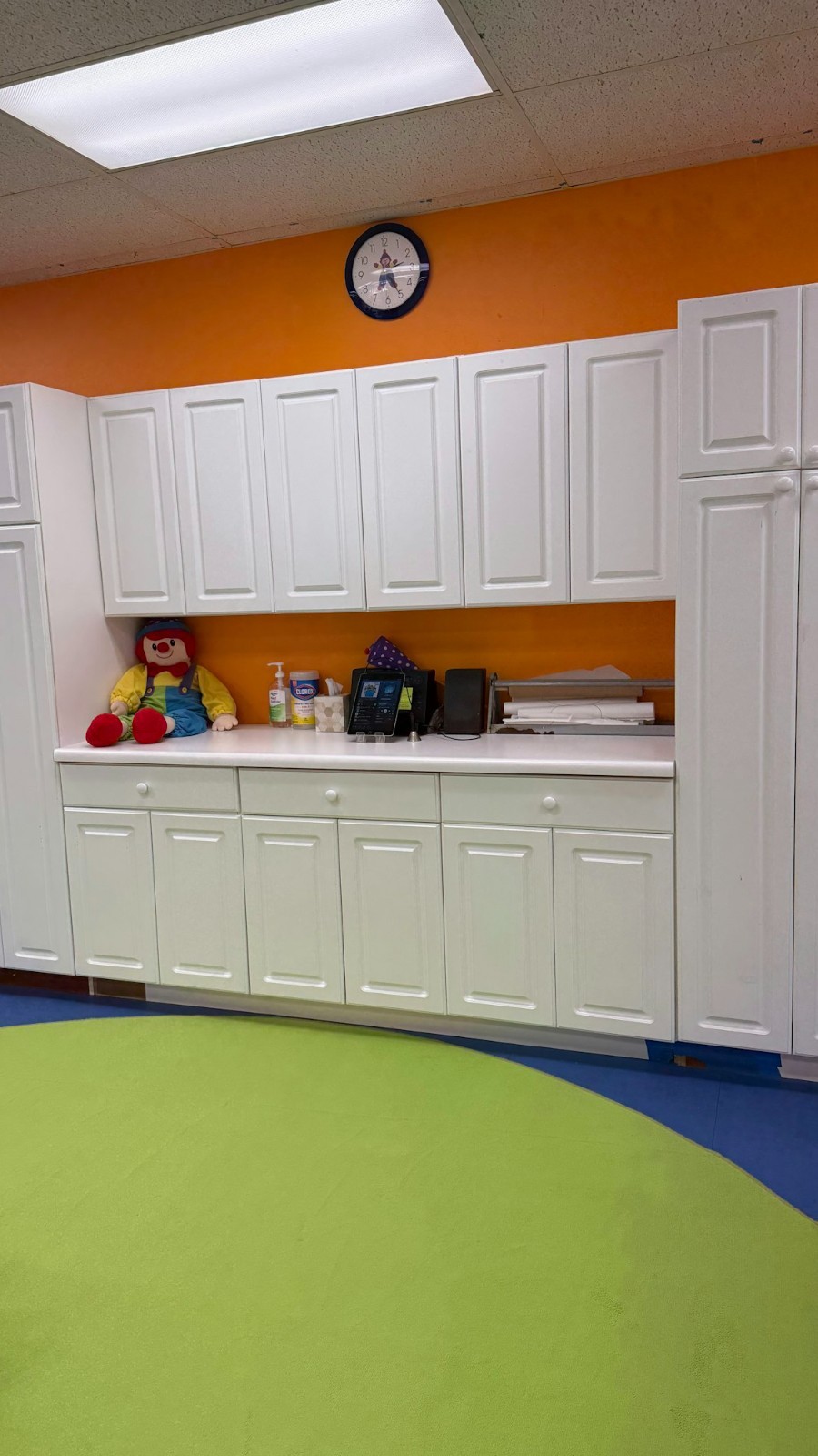 Let your busy toddler climb, move, and discover in a space created for active learning. Our toddler classes in Pearlridge channel your child’s energy into playful experiences that build coordination, problem-solving skills, and confidence.