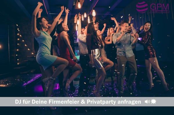 GPM Entertainment - DJ Münster - Ausgelassene Partygäste tanzen auf der Tanzfläche einer Firmenfeier oder Privatparty mit stimmungsvoller Clubbeleuchtung.