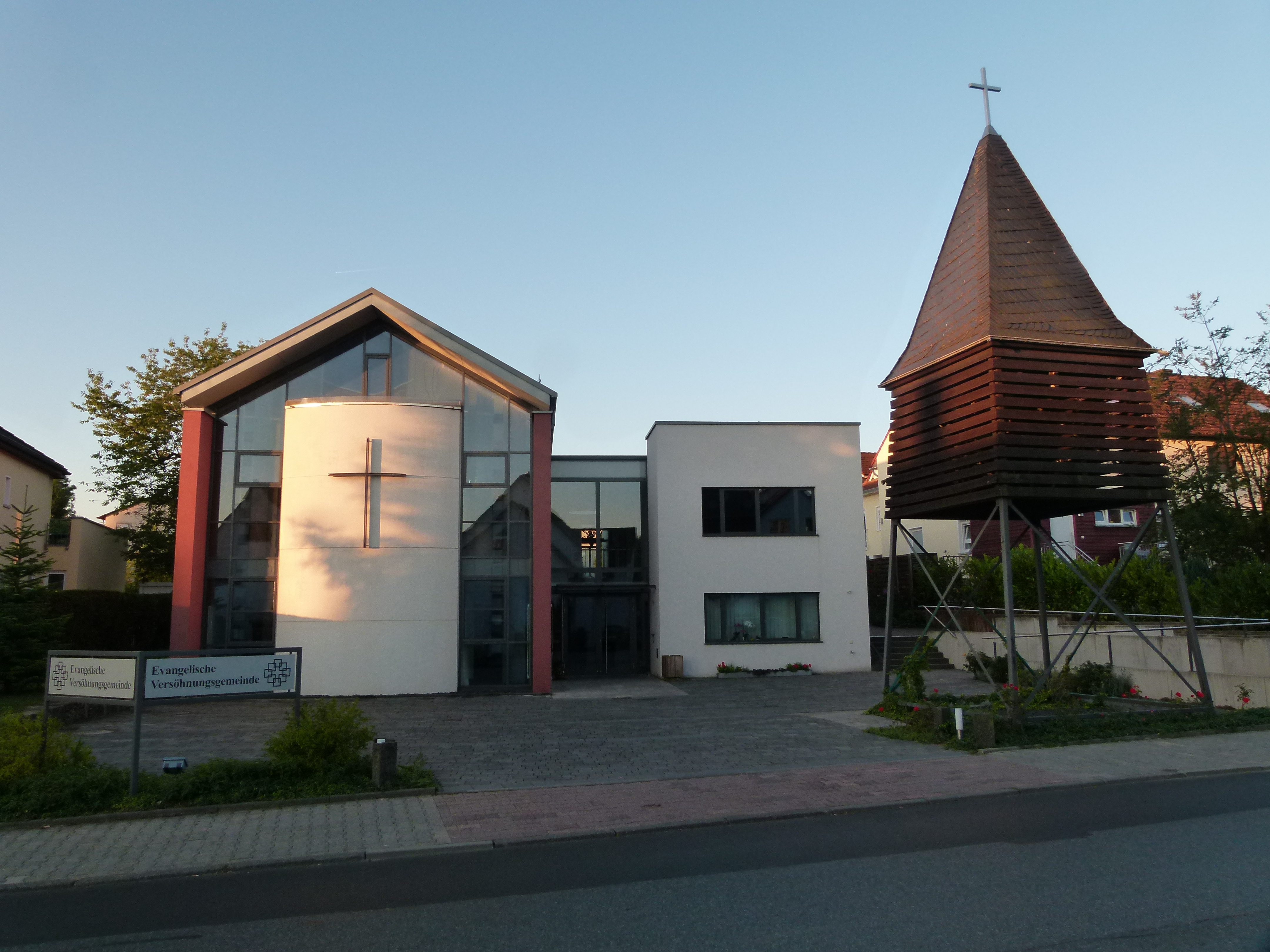 Die Kirche der Versöhnungsgemeinde ist ein Neubau aus 2004 mit hellem Gottesdienstraum und Gemeindezentrum.